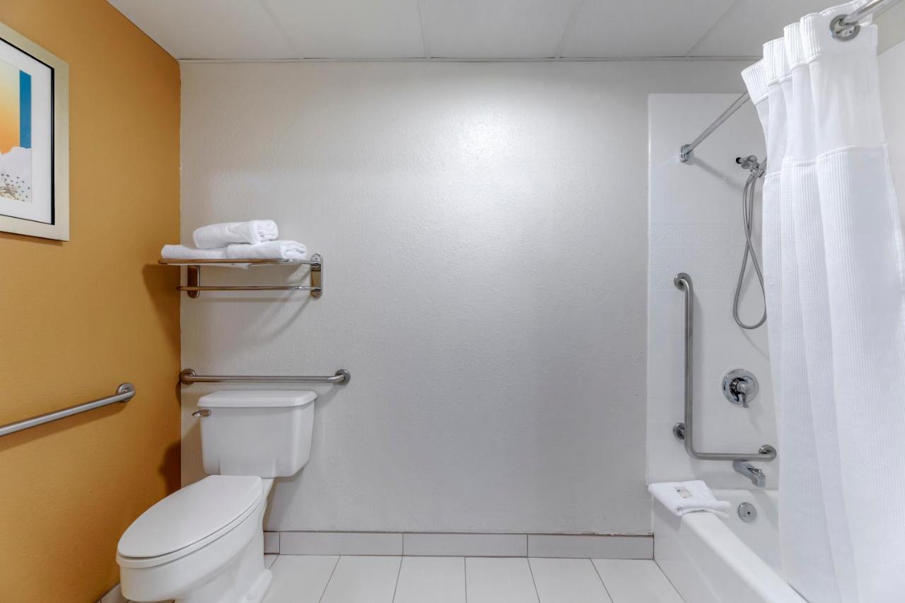 Quality Inn & Suites Sandusky Exterior photo