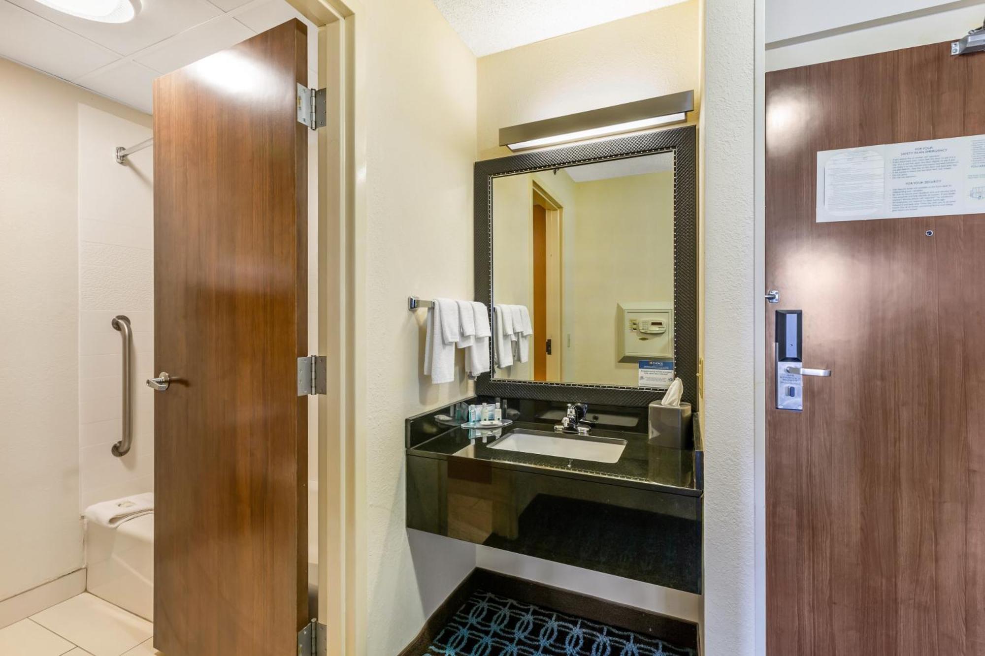 Quality Inn & Suites Sandusky Exterior photo