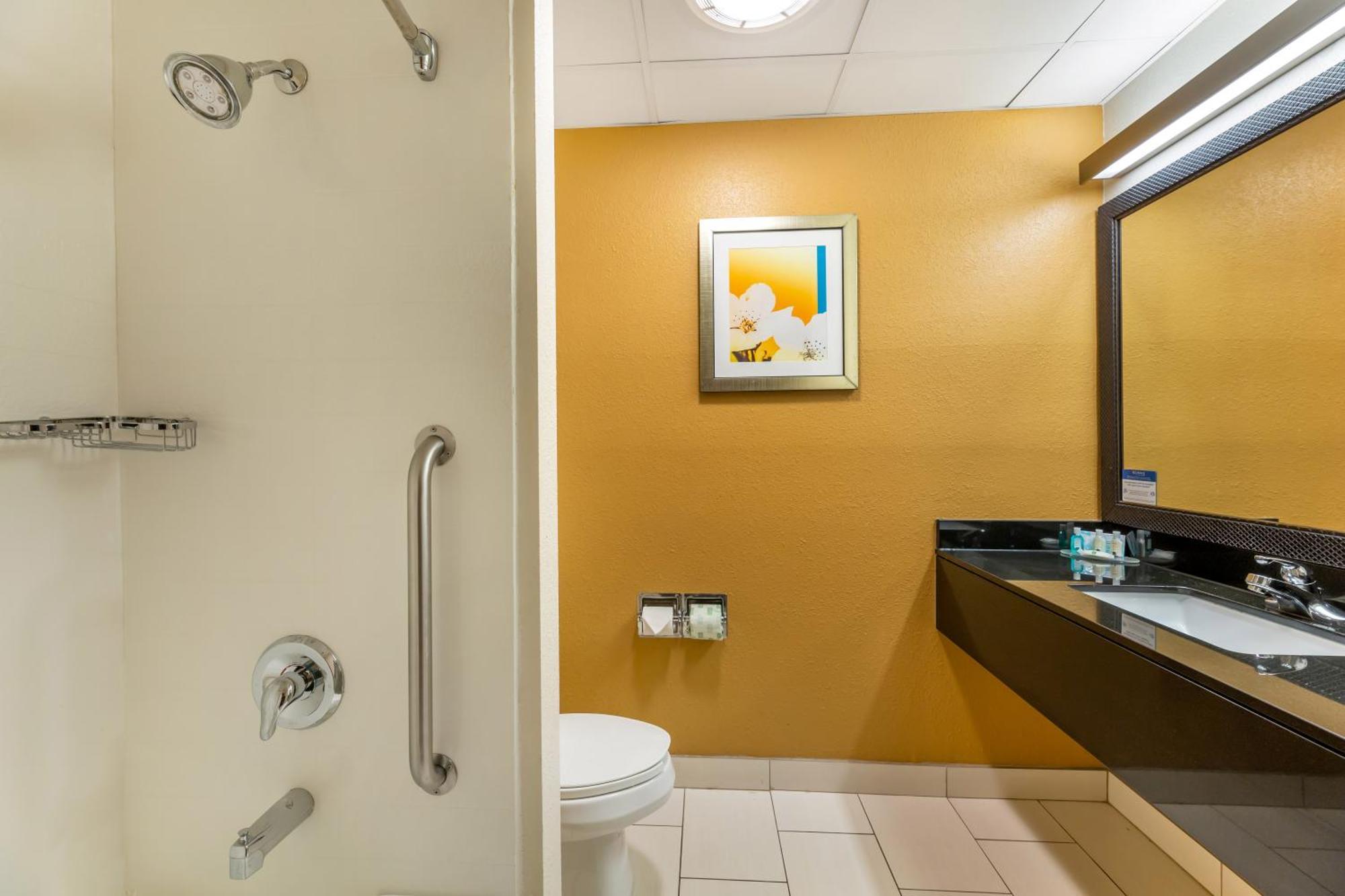 Quality Inn & Suites Sandusky Exterior photo