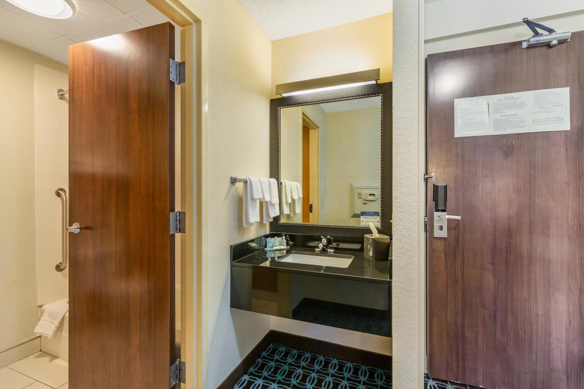 Quality Inn & Suites Sandusky Exterior photo